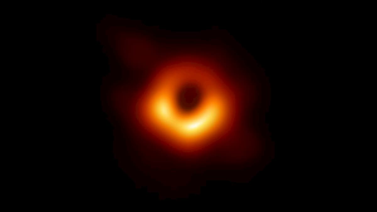 【簡単解説】ブラックホールとは？【特徴・構造・でき方など】